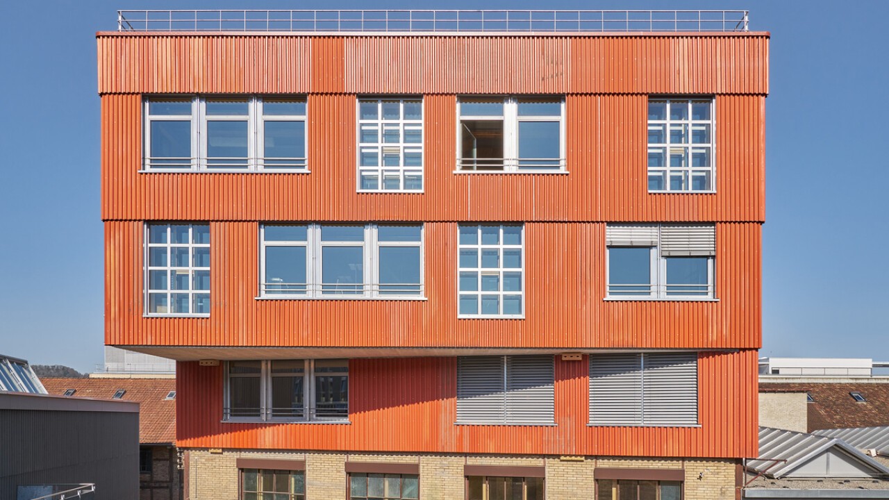 Das Baubüro in situ stockte den Kopfbau der Halle 118 in Winterthur um drei Geschosse auf. Die Aufstockung besteht mehrheitlich aus wiederverwendeten Bauteilen. (Bildnachweis: © baubüro in situ ag, Foto: Martin Zeller)