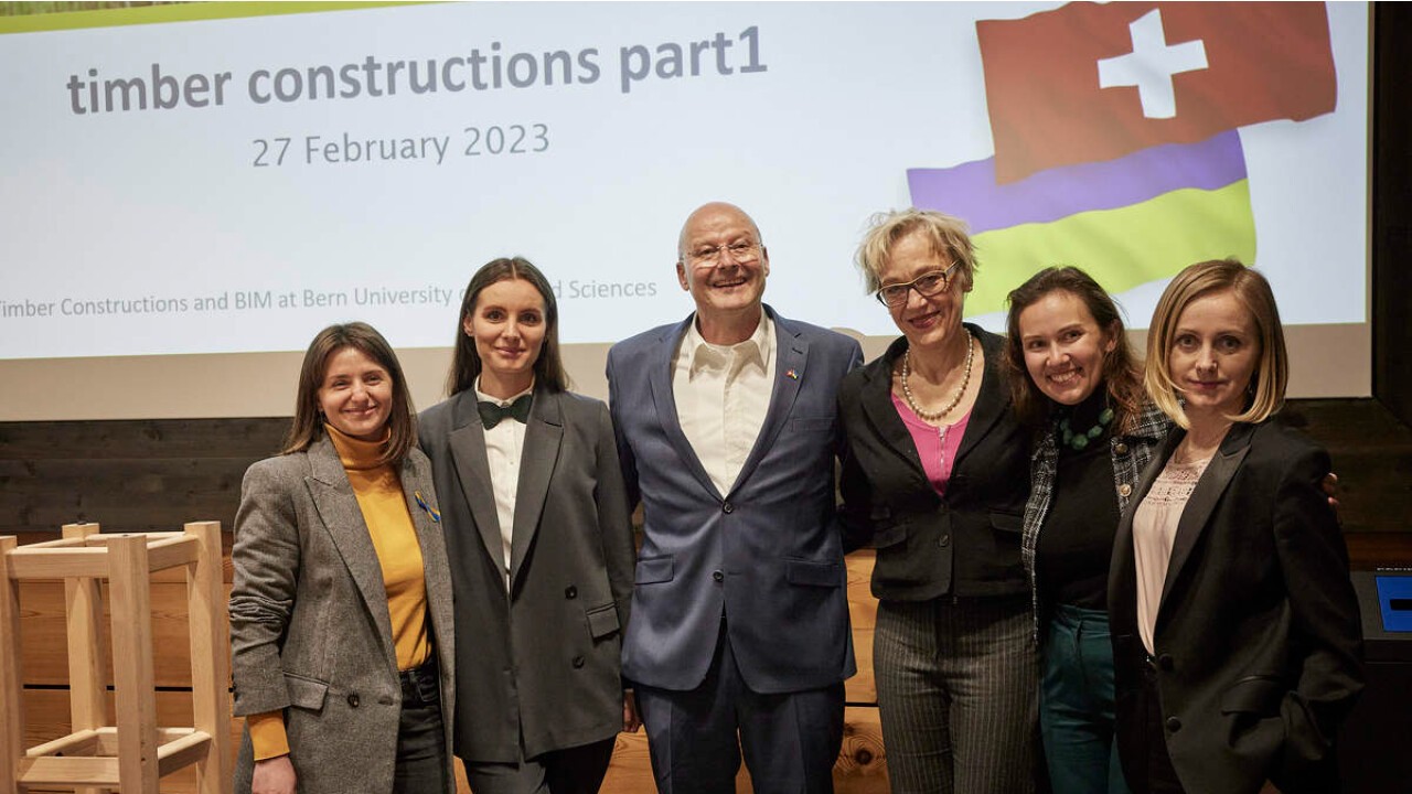 Das Kernteam der Dozierenden für das CAS «Wiederaufbau Ukraine» (v. l. n. r.): Dr. Mariana Melnykovych, Dr. Olena Tutova, Prof. Thomas Rohner, Dr. Mirjam Sick, Dr. Iryna Chernysh, Dr. Olena Melnyk. (Bild: BFH)