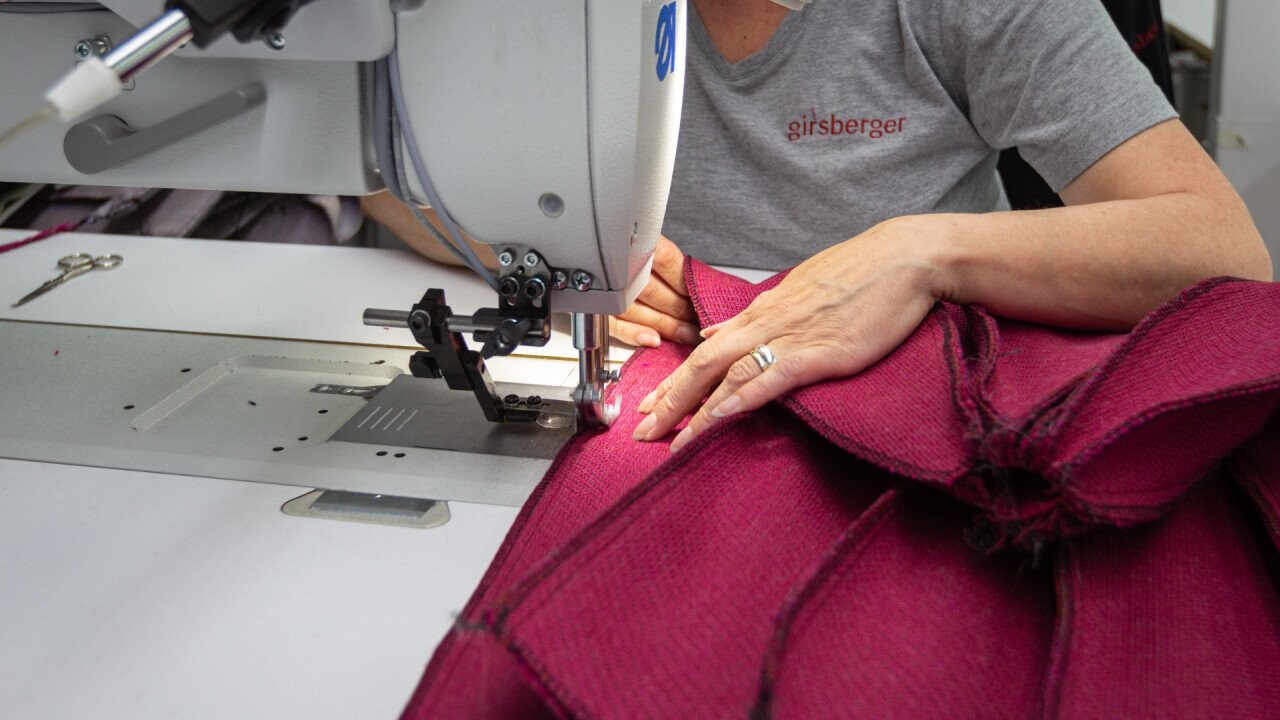 Travaux de couture sur le revêtement en tissu