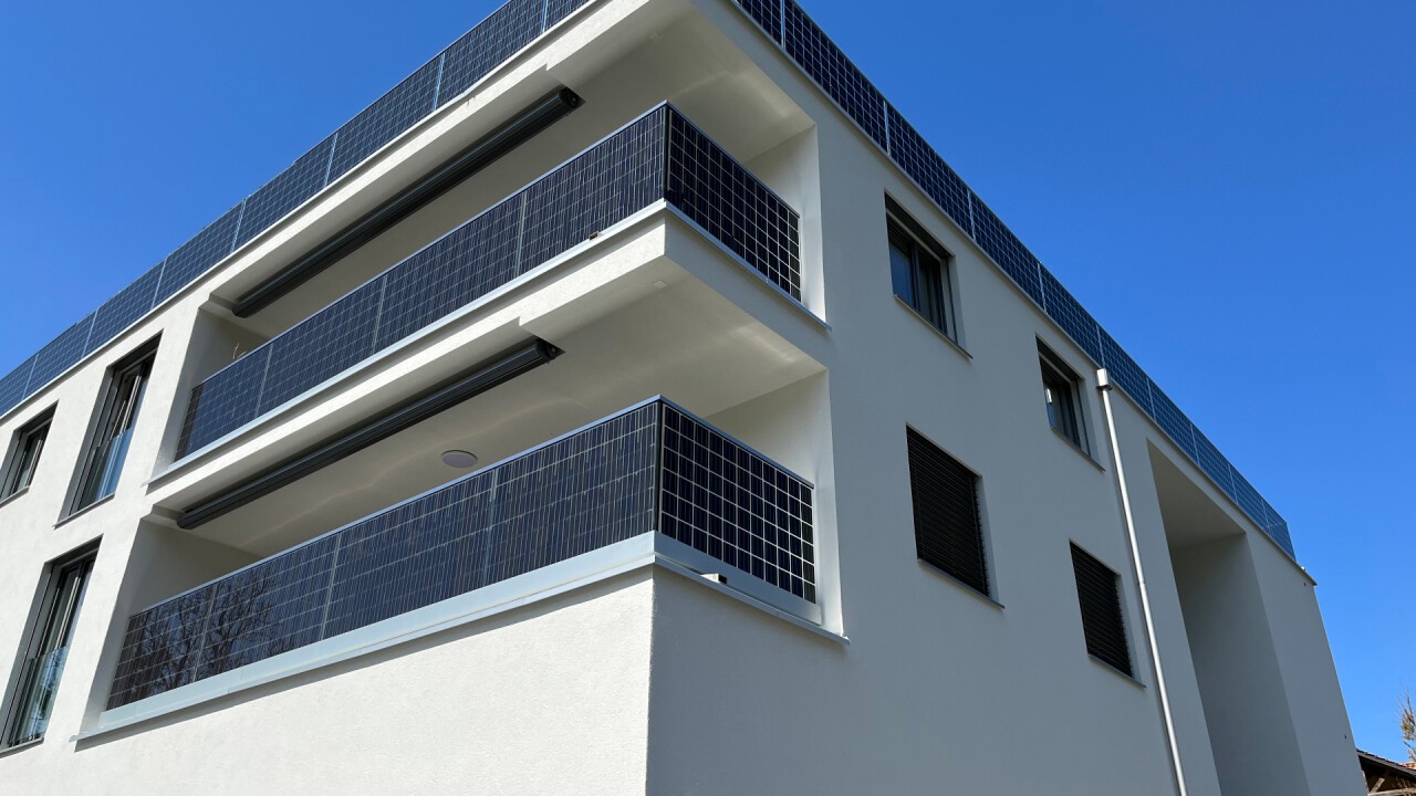 Vollglasgeländer mit integrierter Photovoltaik