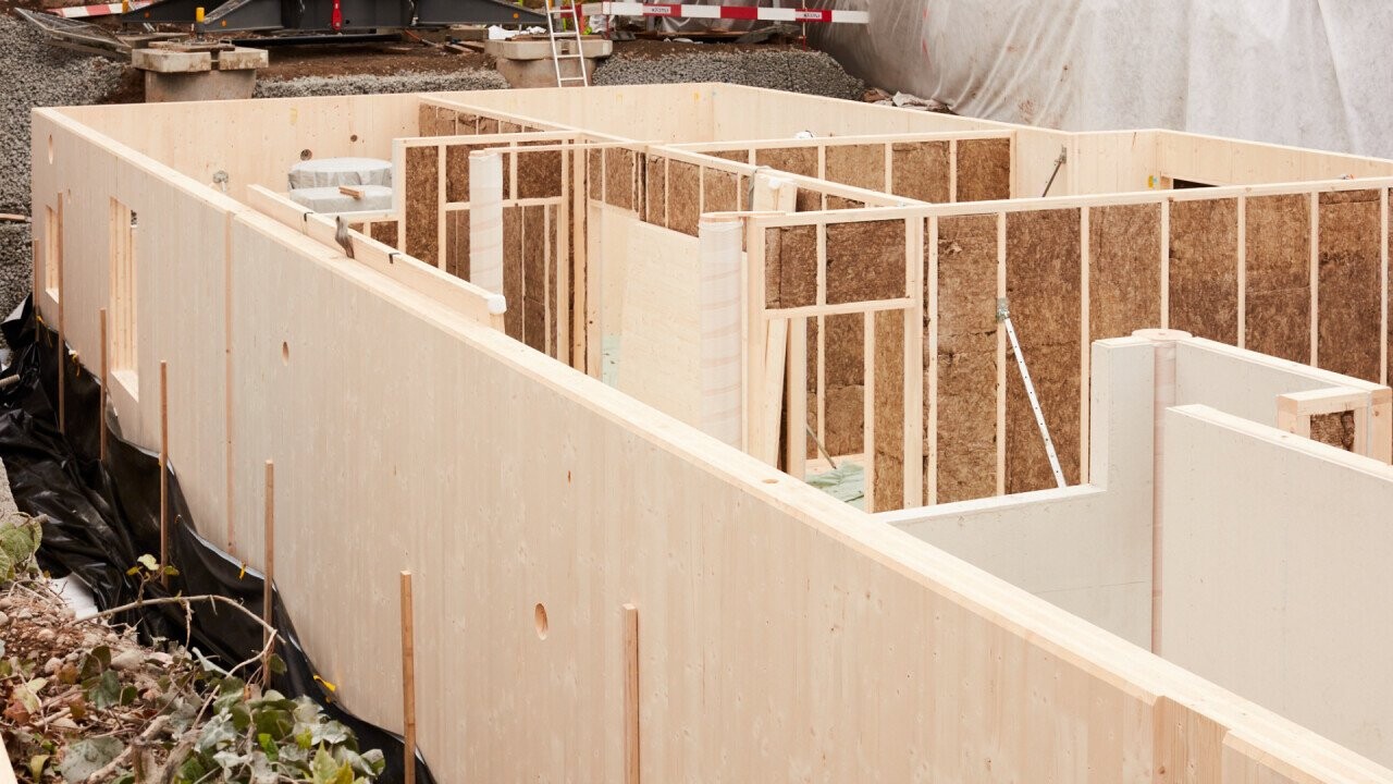 Vue sur le sous-sol en bois pendant la phase de construction