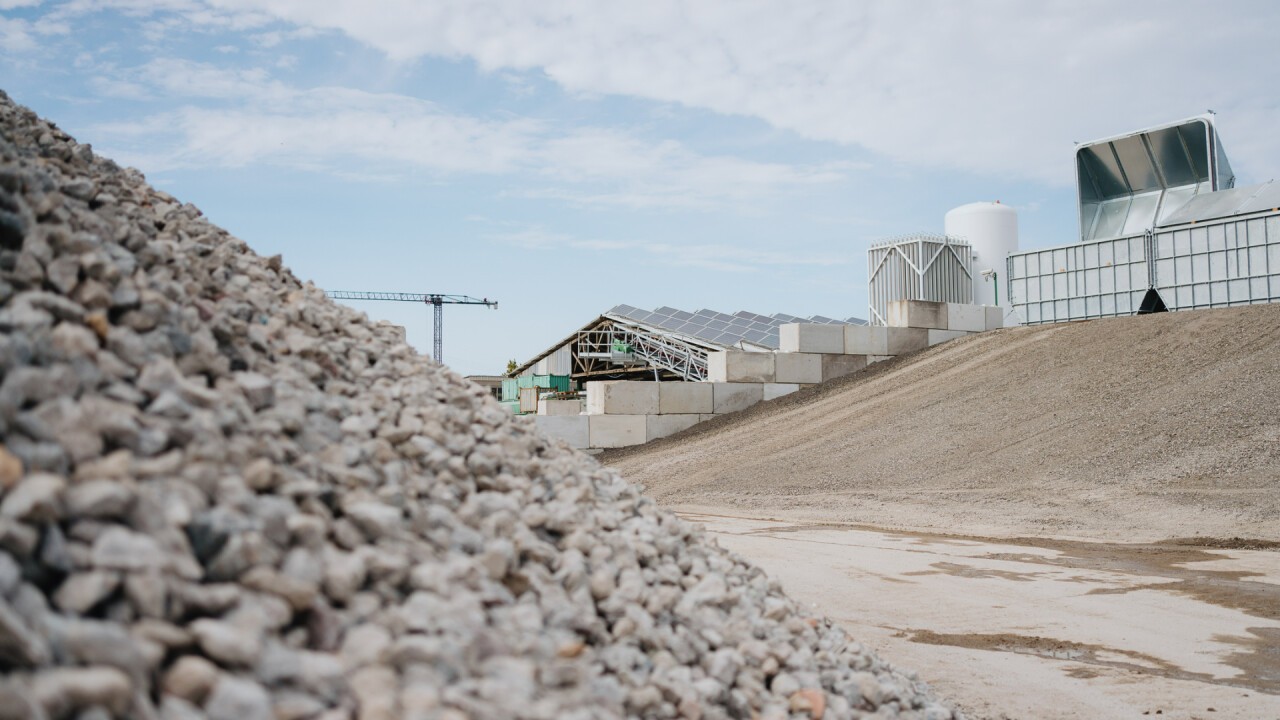 Die Karbonatisierung von Recyclingkies ist ein Verfahren, um CO2 direkt an mineralisches Baumaterial anzuheften. (Foto: Neustark)