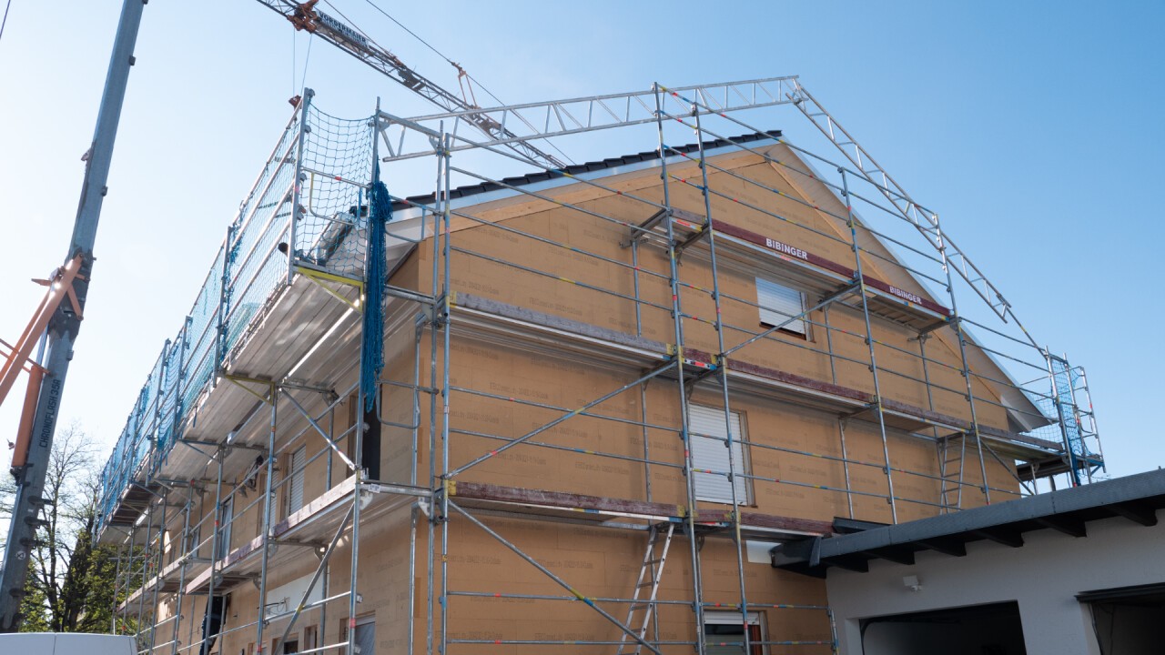 Holzfaser-Dämmung bindet CO2 in der Fassade, durchschnittlich etwa so viel, wie ein Kleinwagen auf 50.000 Kilometer freisetzt. Bildrechte: steico.com