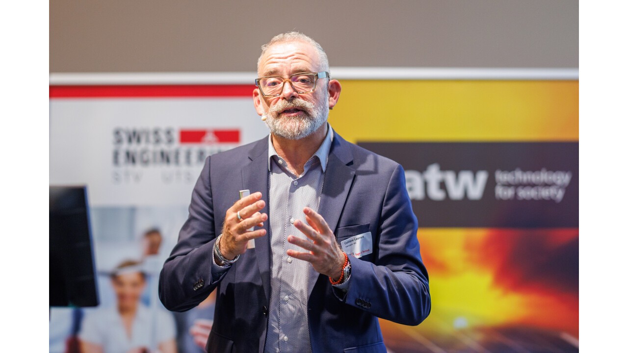 Laurent Caillère, Leiter für nachhaltiges Bauen, erläutert den Zirkular-Prozess der swisspor-Gruppe, die Dämmstoffe aus Bauabbruchmaterial herstellen.