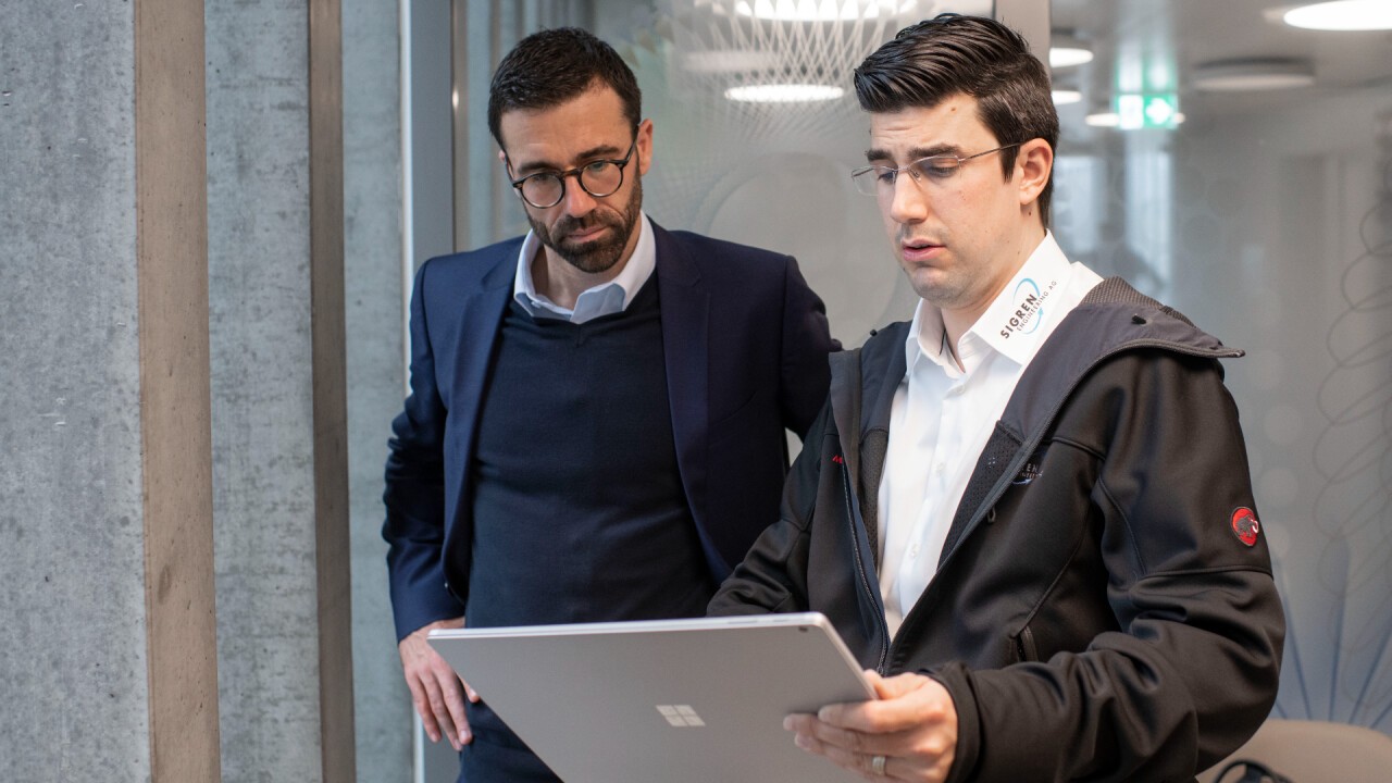 Christian Pfab (l.), Leiter Automation bei der BKW Building Solutions, ist Experte für Gebäudeautomation und Mitverfasser des Whitepapers. Hier begutachtet er Werte von «The Circle». 