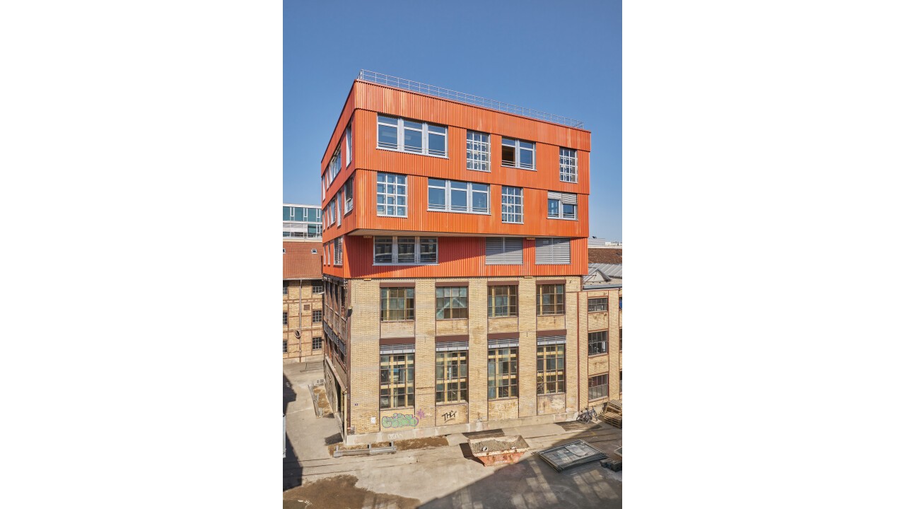 Das Baubüro in situ stockte den Kopfbau der Halle 118 in Winterthur um drei Geschosse auf. Die Aufstockung besteht mehrheitlich aus wiederverwendeten Bauteilen. (Bildnachweis: © baubüro in situ ag, Foto: Martin Zeller)