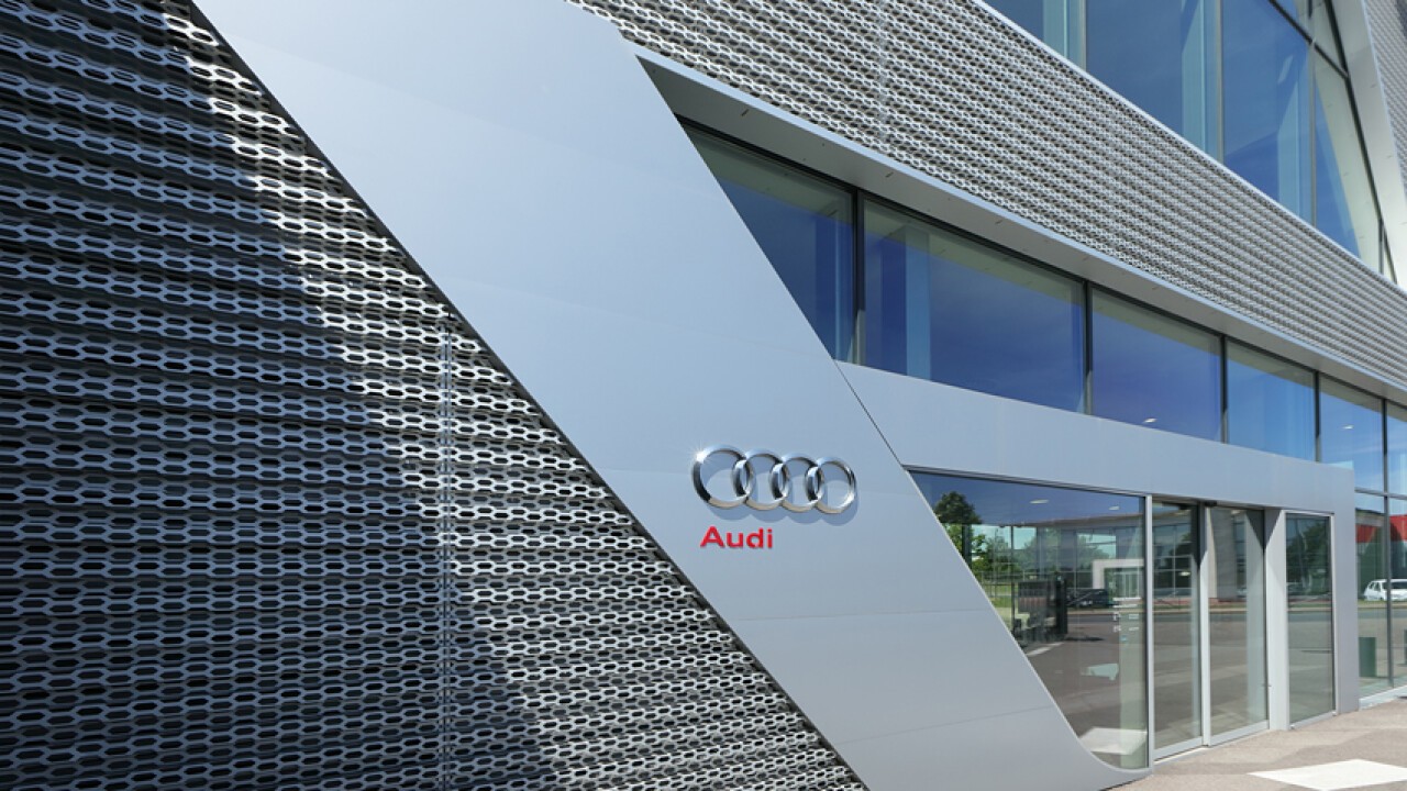 Der AUDI Terminal, ist eine Fassade aus gelochten, gekanteten und eloxierten Aluminiumblechen. Die Lochung besteht dabei aus einer Hexagonalwabenlochung, die Ästhetik und Dynamik gleichermaßen vereint. Stellvertretend zeigen wir hier den Audi Stützpunkt in Lyon.