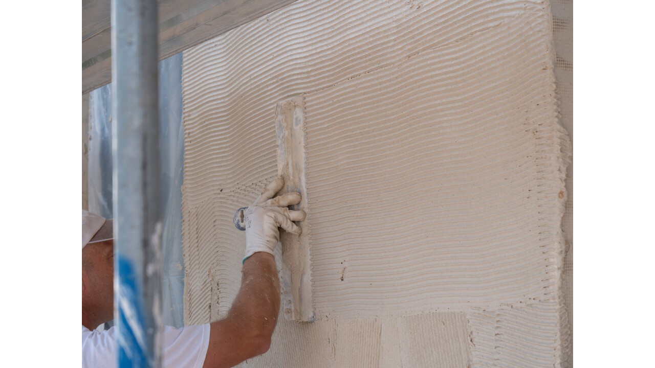 Pour la rénovation durable des façades, les isolants en fibres de bois STEICO offrent des solutions complètes dans un système composite d'isolation thermique coordonné. Droits d'image : steico.com