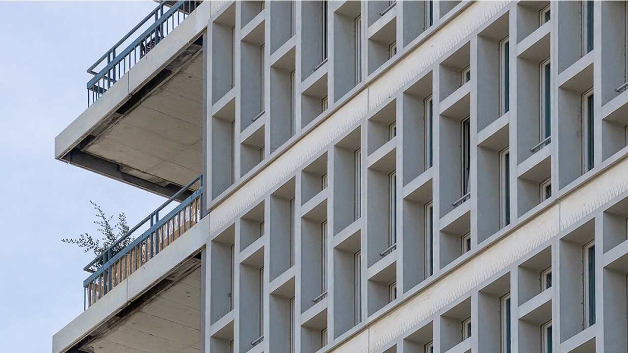 Die Erhaltung der Tragstruktur & die Ergänzung einer kaskadenartigen Treppe sowie eines doppelstöckigen Foyers beweisen die aussergewöhnliche Ingenieurleistung.