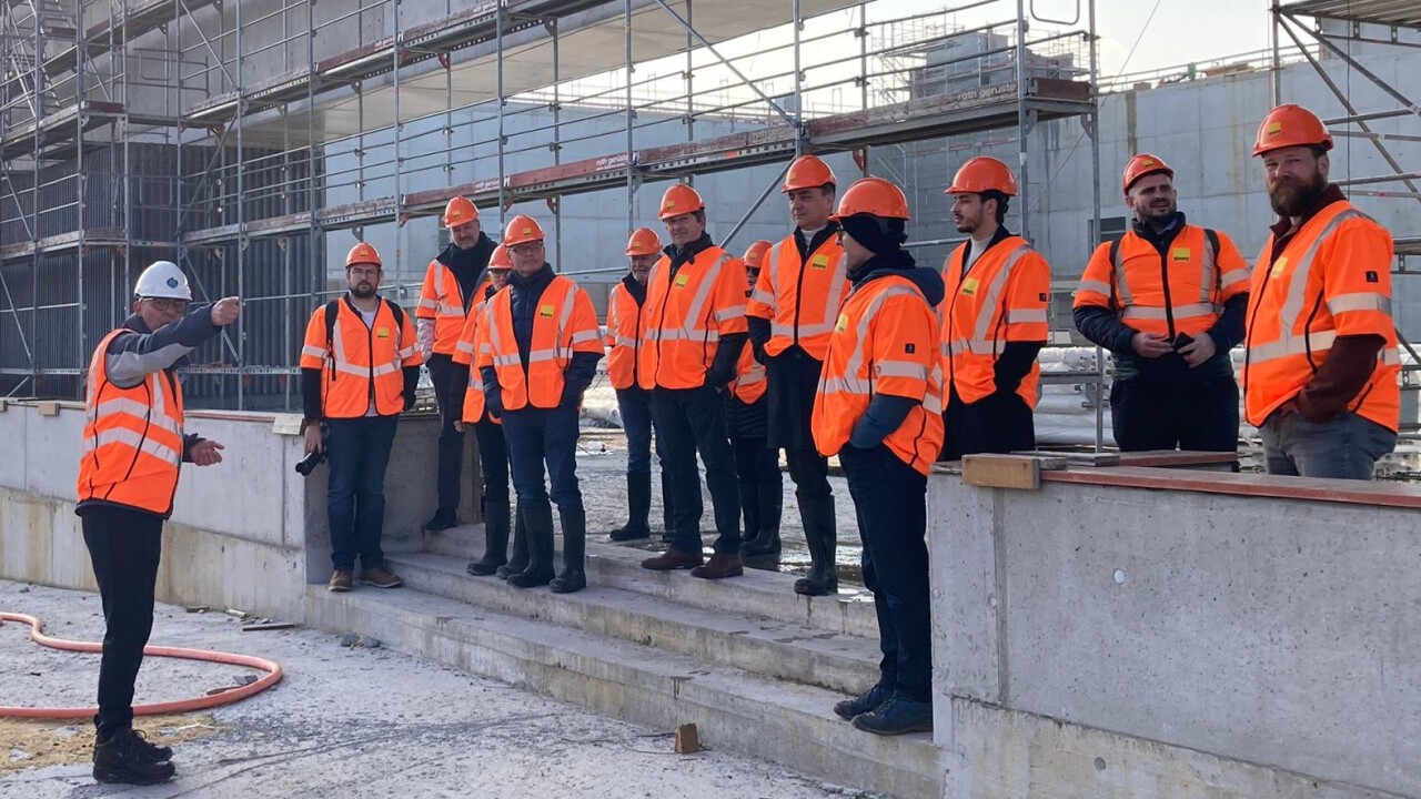 Die Fachgruppe Architektur und Bau Ostschweiz auf der Baustelle der Halle 1 - Bild von Bodo Uehli