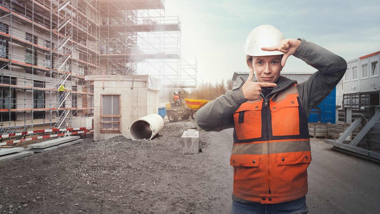 Baulogistikleiterin auf einer Baustelle