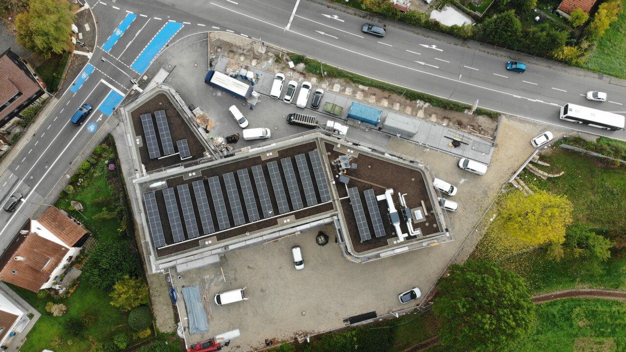 Lokal erprobt: PV-Gründachsystem der Feuerwehr Tübingen