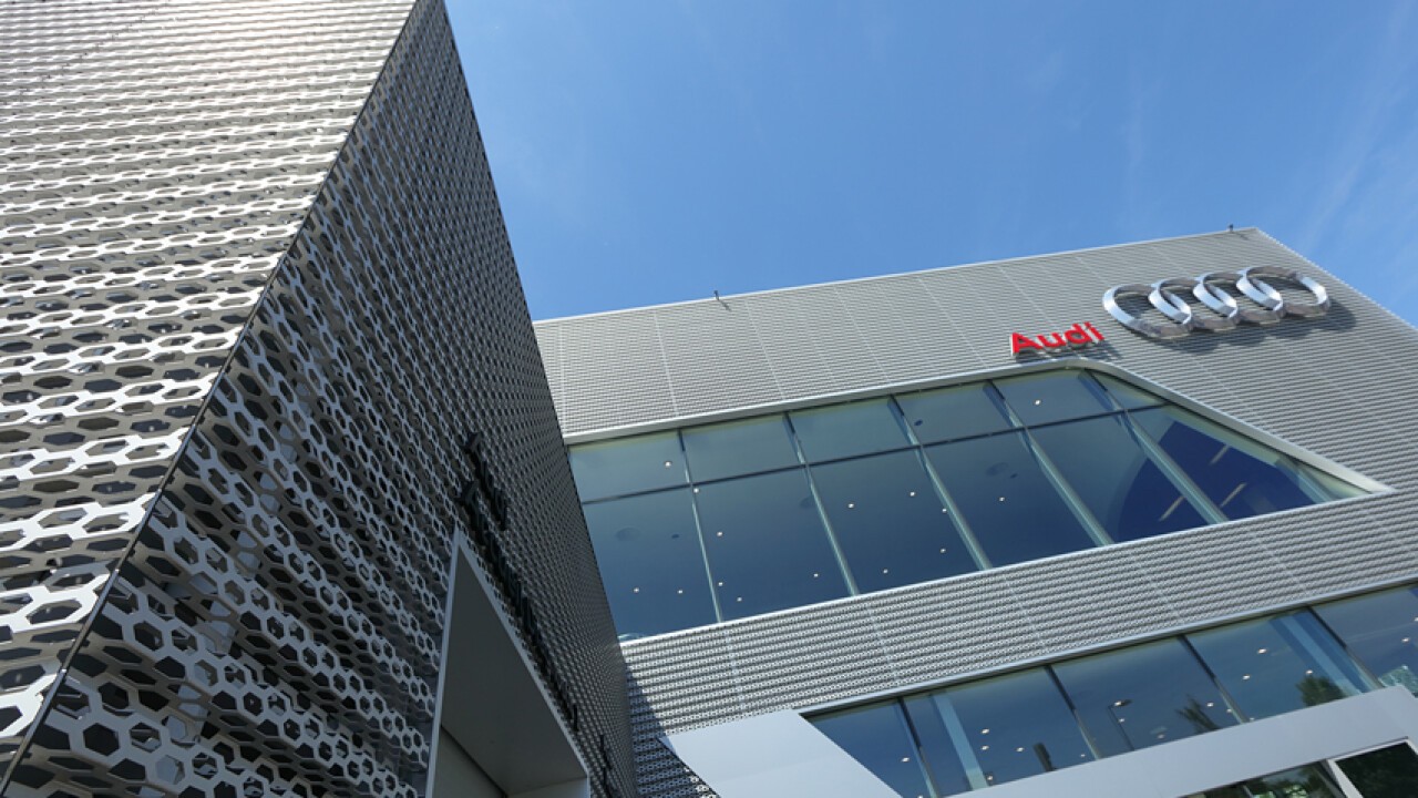 Fassade Audi Stützpunkt in Lyon, mit Verkaufsräumen und Servicebereich. Der AUDI Terminal, ist eine Fassade aus gelochten, gekanteten und eloxierten Aluminiumblechen. Die Lochung besteht dabei aus einer Hexagonalwabenlochung, die Ästhetik und Dynamik gleichermaßen vereint.