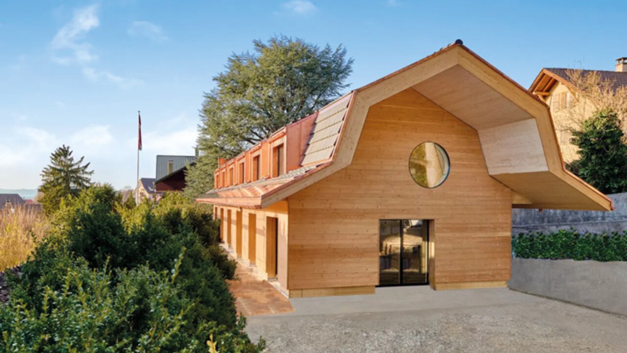 Vue de l'immeuble d'habitation avec sous-sol en bois