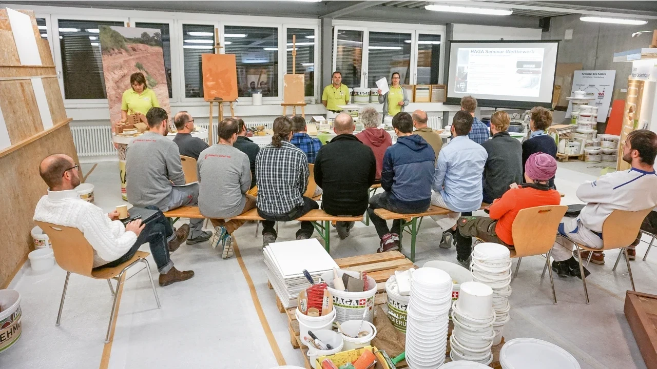 En petits groupes, les participants apprennent tout sur les matériaux de construction naturels de HAGA.