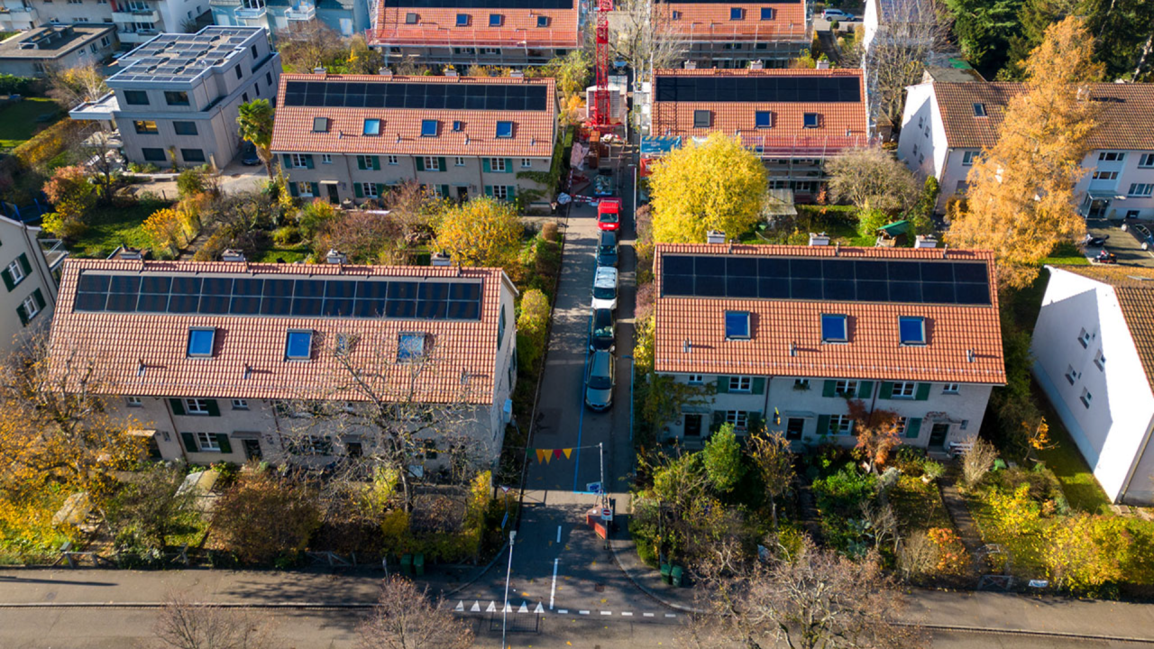 In Riehen erhalten sechs Reiheneinfamilienhäuser Indach-Solaranlagen. (Fotos: Niels Franke)