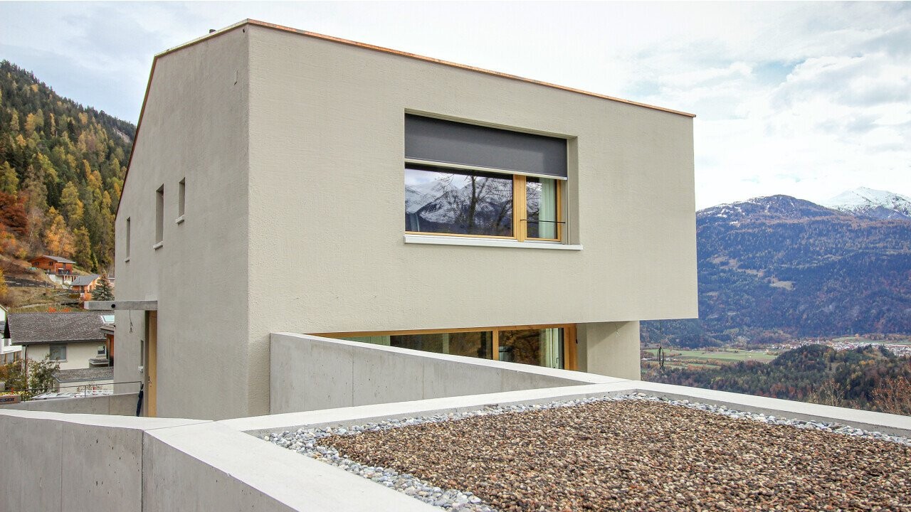 Construction d'une maison individuelle à Erni-Trin GR. Les matériaux de construction naturels utilisés sont facilement recyclables.
