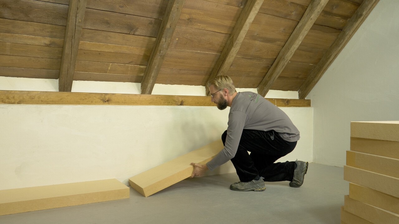 Economiser de l'énergie en toute simplicité : isoler le plafond de l'étage supérieur avec des panneaux isolants en fibres de bois STEICOtop et améliorer nettement la valeur U. Droits d'image : steico.com