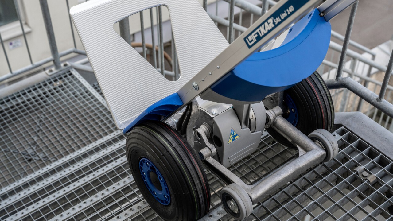 Schwere Güter mit dem LIFTKAR über Treppen transportieren