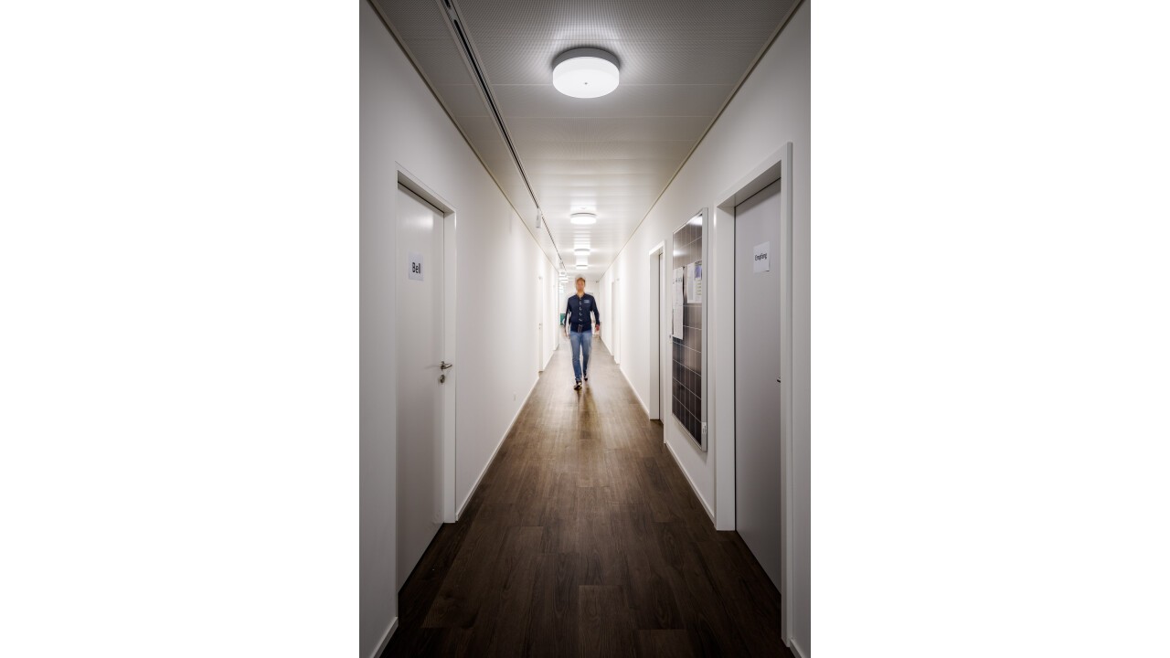  TRIVALITE im Treppenhaus Intelligentes Beleuchtungssystem TRIVALITE im Korridor