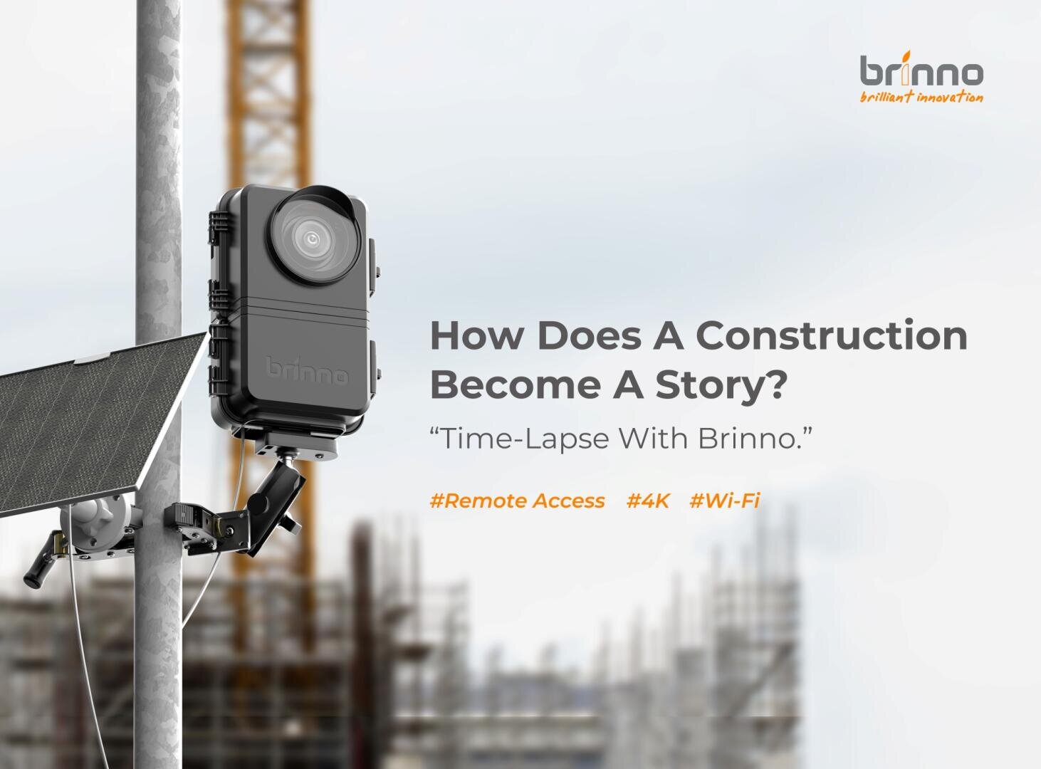 Eine Brinno-Zeitrafferkamera, montiert auf einem Mast mit einem Solarpanel vor einer unscharfen Baustelle. Der Text lautet: Wie wird aus einer Baustelle eine Geschichte? Zeitraffer mit Brinno. #Fernzugriff #4K #Wi-Fi.