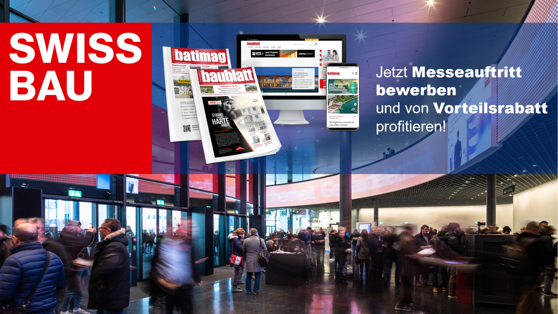 Eine belebte Eingangshalle bei einer Veranstaltung, in der sich Menschen bewegen und unterhalten. Überlagert werden Zeitschriftencover, digitale Bildschirme und der Text: SWISS BAU. Jetzt Messeauftritt bewerben und von Vorteilsrabatt profitieren!.