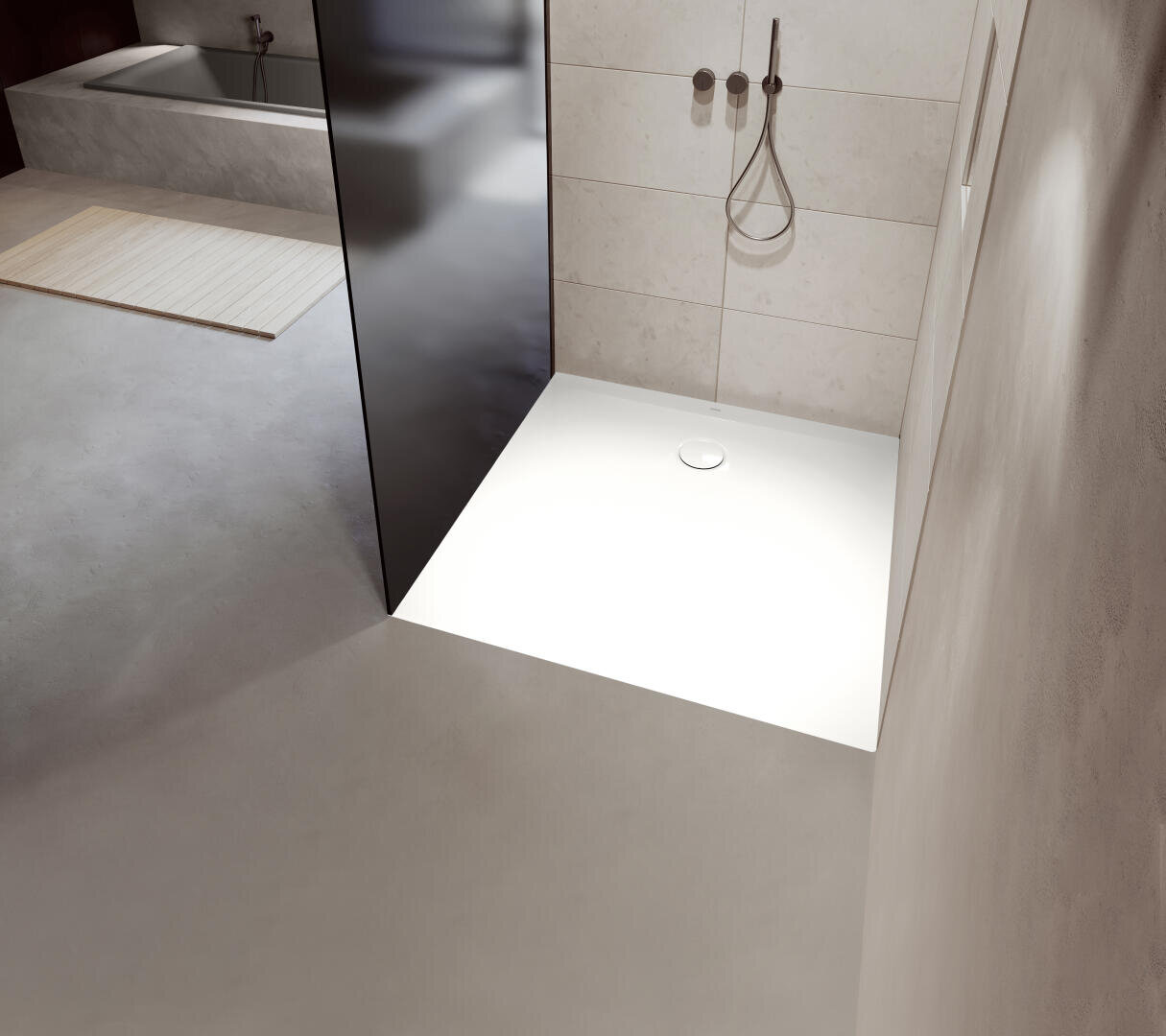 Minimalistisches Badezimmer mit einer modernen begehbaren Dusche mit weißer Duschwanne, Glasabtrennung, Wandarmaturen und einer Badewanne im Hintergrund auf einem hellen Betonboden.