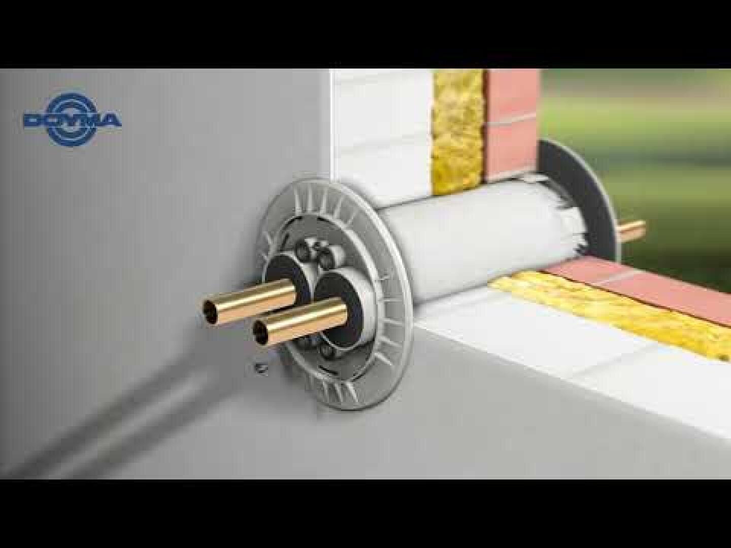 Querschnittsansicht von isolierten Rohren, die durch eine Wand verlaufen und mit einer runden Metallbrandschutzmanschette abgedichtet sind; Gebäudedämmung und Wandstruktur sind sichtbar. Ein blaues Doyma-Logo erscheint in der oberen linken Ecke.