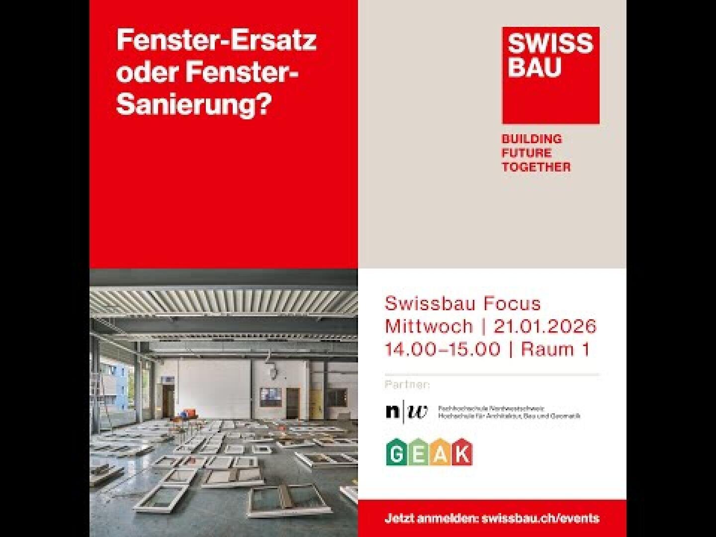 Werbung für eine Swissbau-Veranstaltung mit rotem und weißem Text in deutscher Sprache über den Austausch oder die Renovierung von Fenstern. Darunter ist ein Foto von Fensterrahmen, die in einem Innenraum ausgelegt sind. Es werden auch Veranstaltungsdetails und Partnerlogos angezeigt.