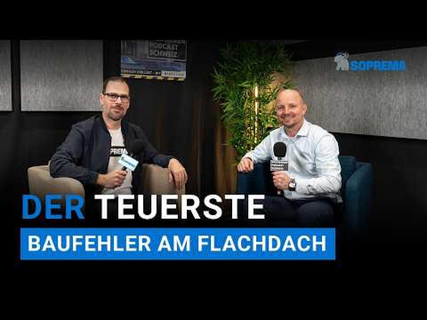 Zwei Männer sitzen in Sesseln und halten Mikrofone während eines Interviews. Der Text lautet DER TEUERSTE BAUFEHLER AM FLACHDACH. Im Hintergrund sind eine Pflanze und ein Plakat zu sehen. Das SOPREMA-Logo befindet sich in der oberen rechten Ecke.