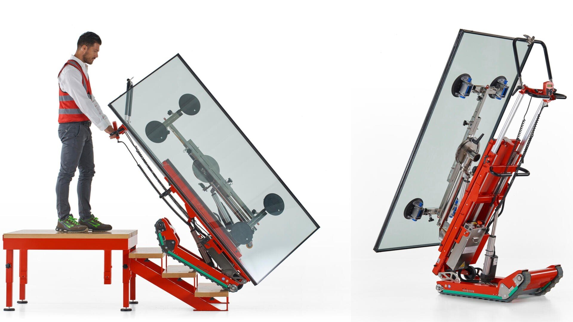 Un homme vêtu d'un gilet rouge utilise un ascenseur mécanique rouge à ventouses pour déplacer et faire basculer une grande vitre et la poser sur le sol depuis une plateforme.