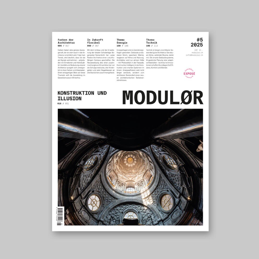 Das Titelblatt der Zeitschrift MODULØR zeigt ein verziertes Foto einer architektonischen Kuppel, darüber stehen ein deutscher Text und Artikelüberschriften. Die Ausgabe ist mit #5 für 2025 gekennzeichnet. Das Layout ist modern mit einem monochromen Hintergrund.