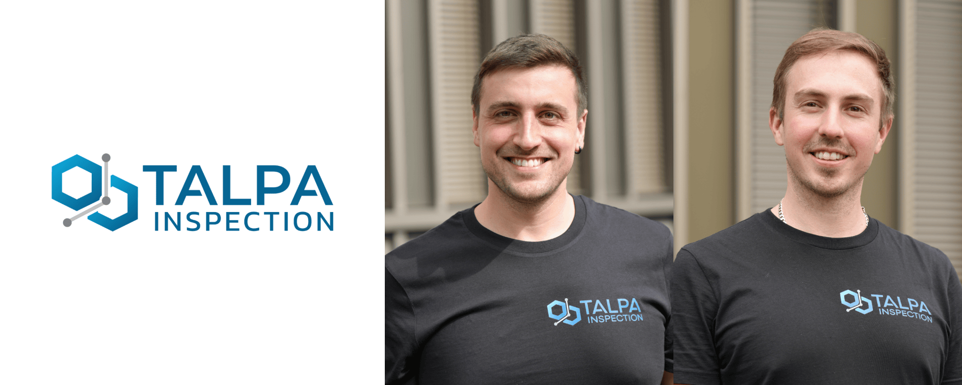 Zwei lächelnde Männer in passenden schwarzen Talpa Inspection-T-Shirts stehen nebeneinander. Auf der linken Seite ist das Logo von Talpa Inspection zu sehen, ein blaues geometrisches Symbol und fetter blauer Text. Im Hintergrund sind vertikale Jalousien zu sehen.