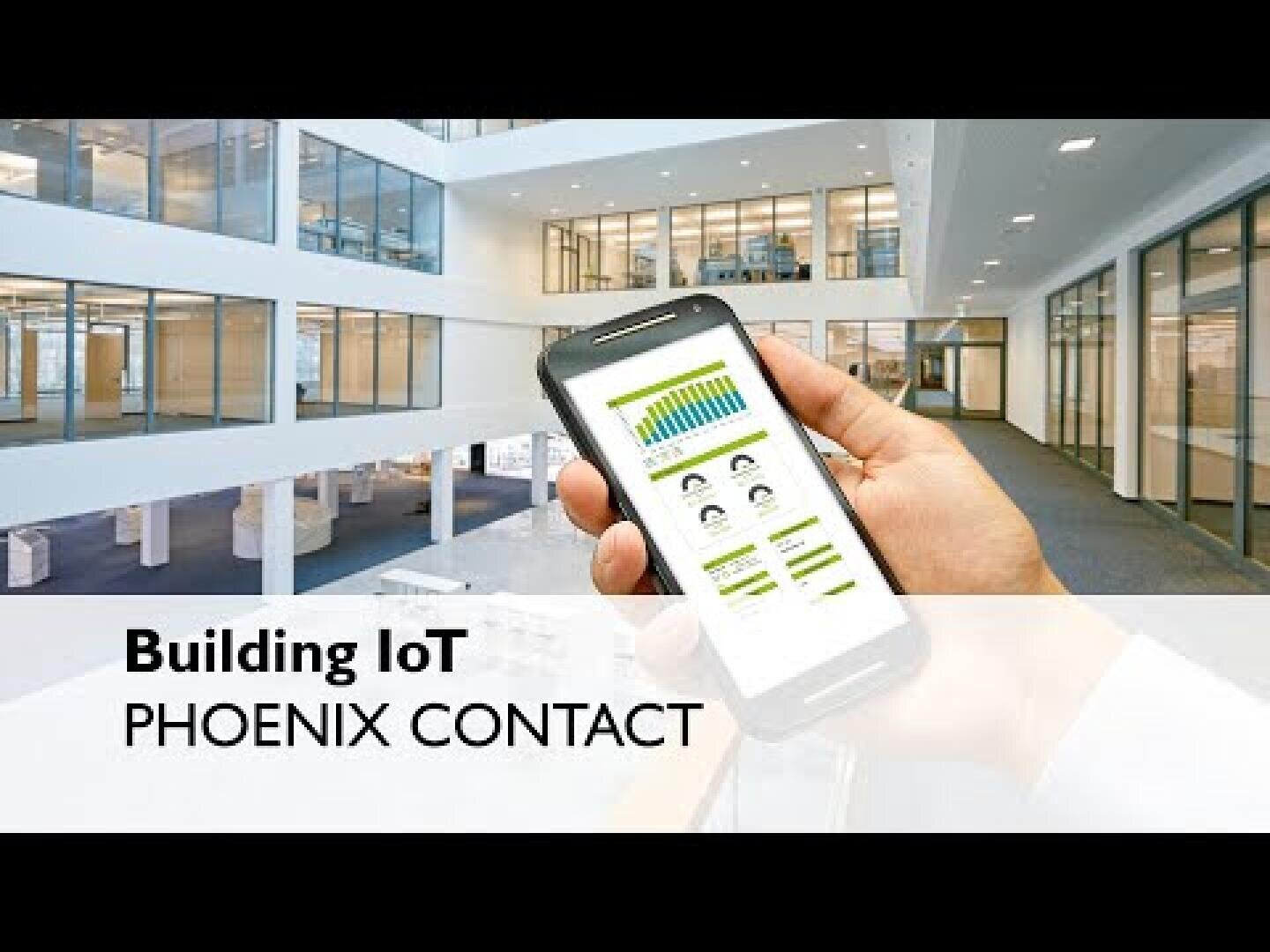 Eine Person hält ein Smartphone, das in einem modernen Bürogebäude Diagramme und Profile anzeigt. Der Text auf dem Bild lautet: Gebäude IoT PHOENIX KONTAKT.