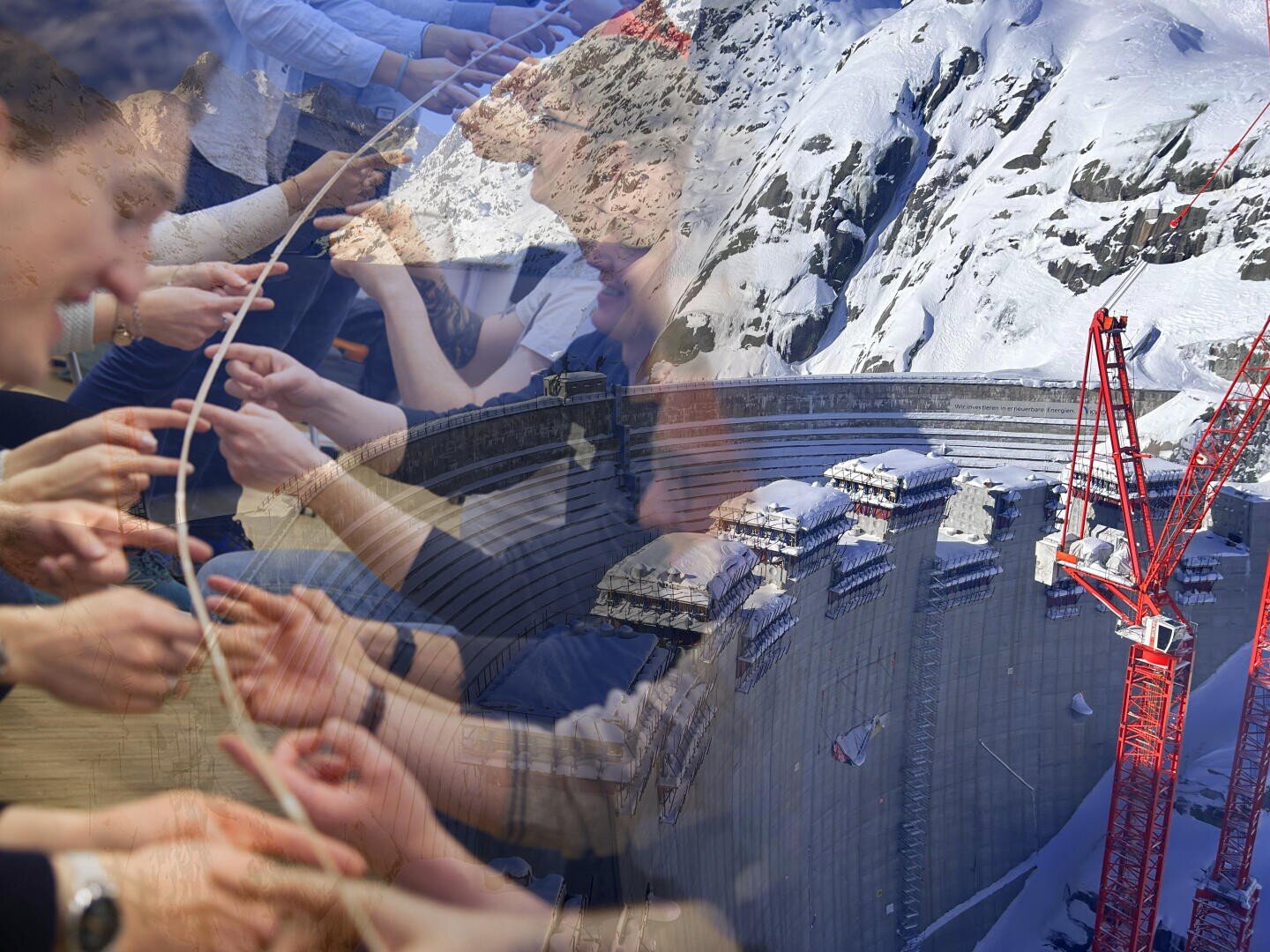 Eine Collage, die Menschen zeigt, die mit ihren Händen einen Stock berühren, überlagert von einem verschneiten Damm und einem roten Baukran an einem Berg.