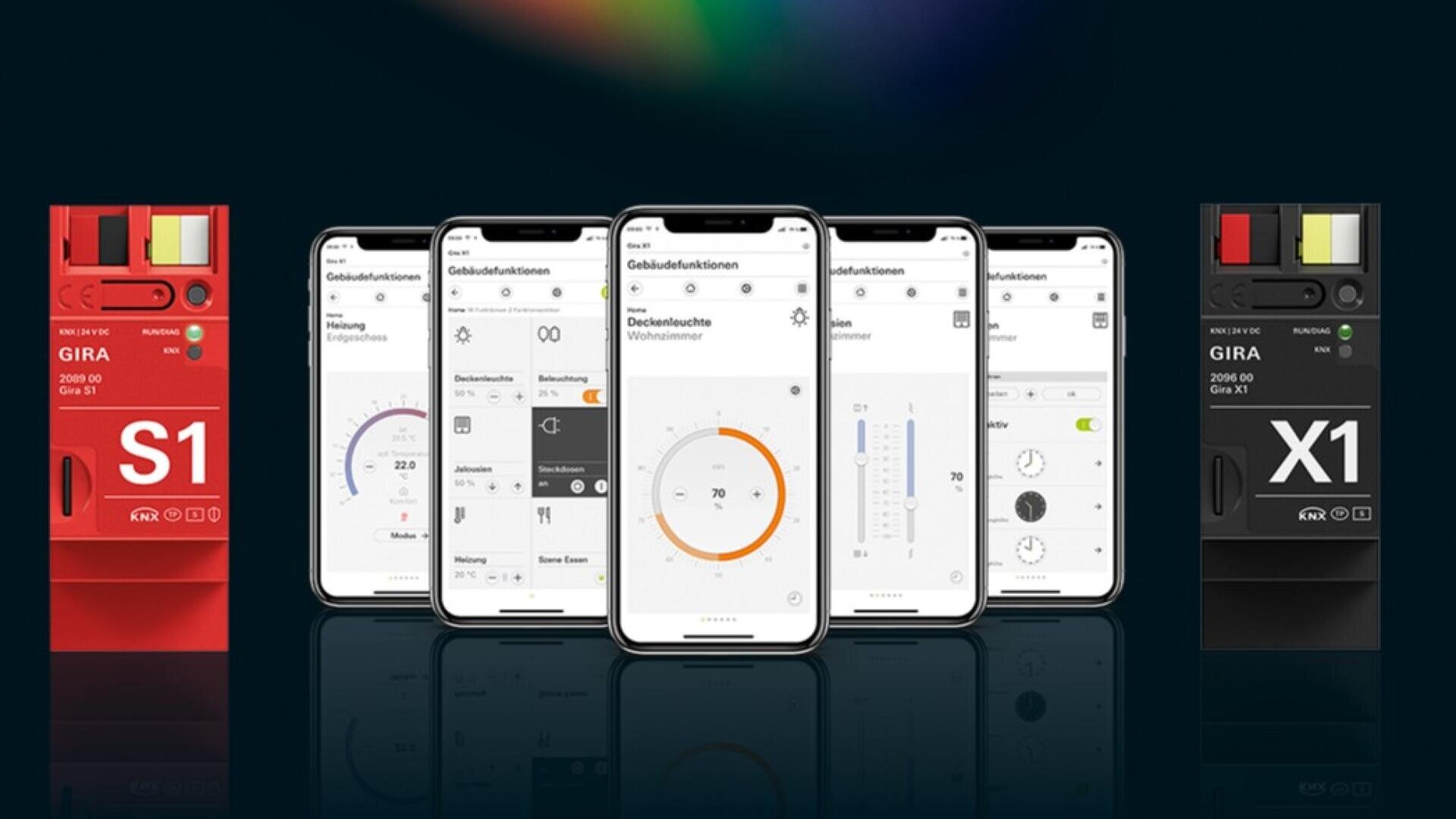 Sechs Smartphones mit Smart-Home-Steuerungs-Apps werden in einer Reihe gezeigt, flankiert von roten und schwarzen Gira Smart-Home-Geräten mit den Bezeichnungen S1 und X1 vor einem dunklen Hintergrund mit schwachem bunten Licht.