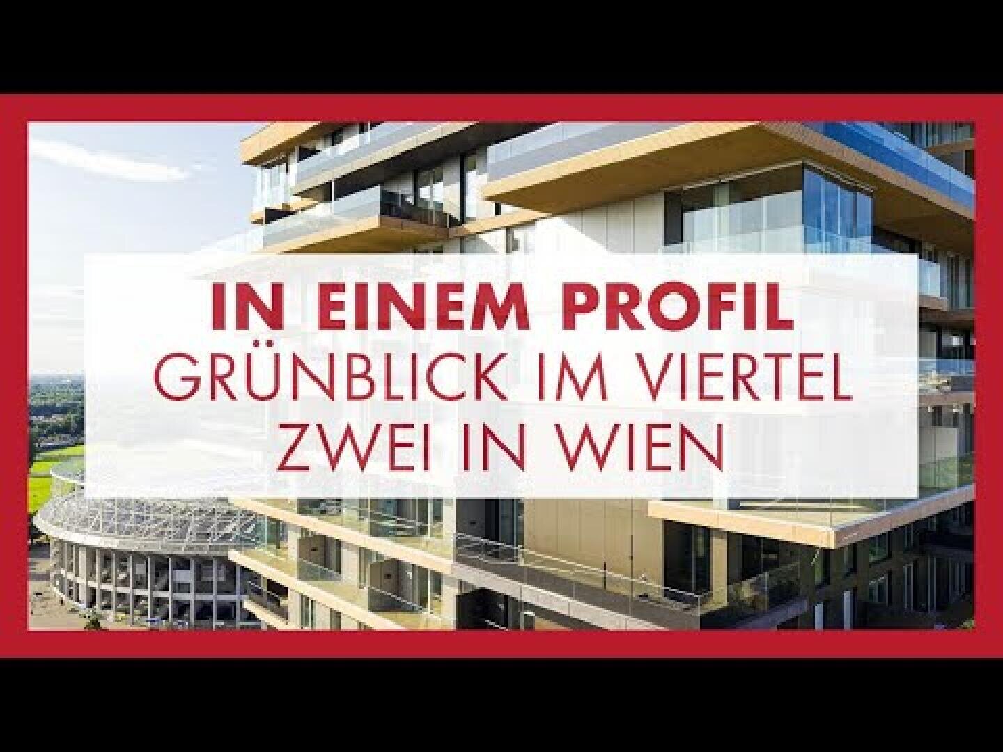 Modernes Wohnhaus mit großen Glasbalkonen, grüner Parkumgebung und Stadtblick. Text Overlay in Deutsch: IN EINEM PROFIL GRÜNBLICK IM VIERTEL ZWEI IN WIEN.