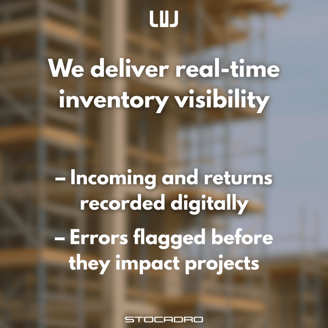 Unscharfer Baustellenhintergrund mit Text: Wir bieten Bestandsübersicht in Echtzeit - Eingänge und Retouren werden digital erfasst - Fehler werden erkannt, bevor sie sich auf Projekte auswirken. Stocadro-Logo am unteren Rand.