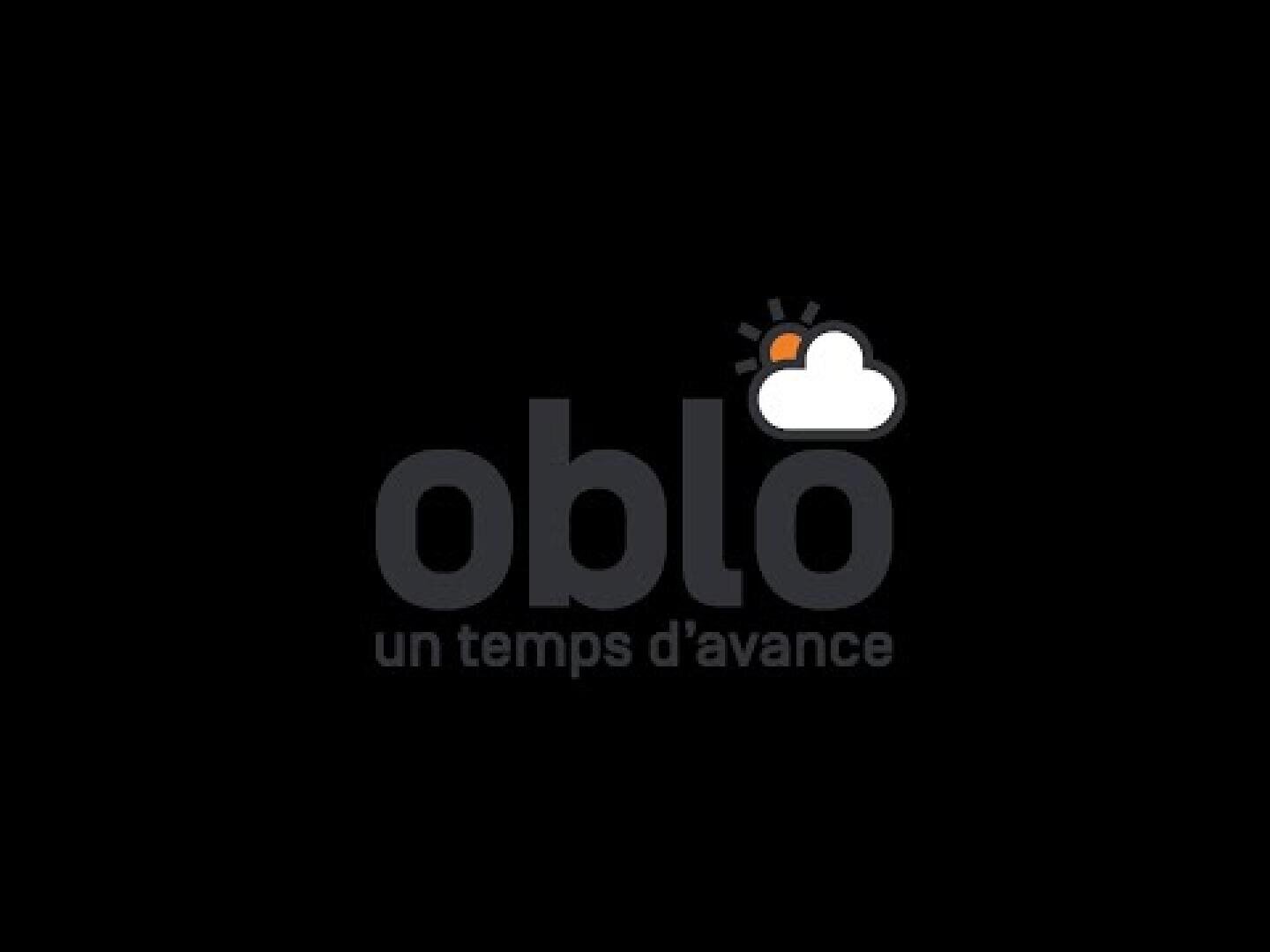 L'image montre le mot oblo en minuscules avec un petit nuage et un symbole de soleil au-dessus du "o". En dessous se trouve le texte un temps davance sur fond noir.
