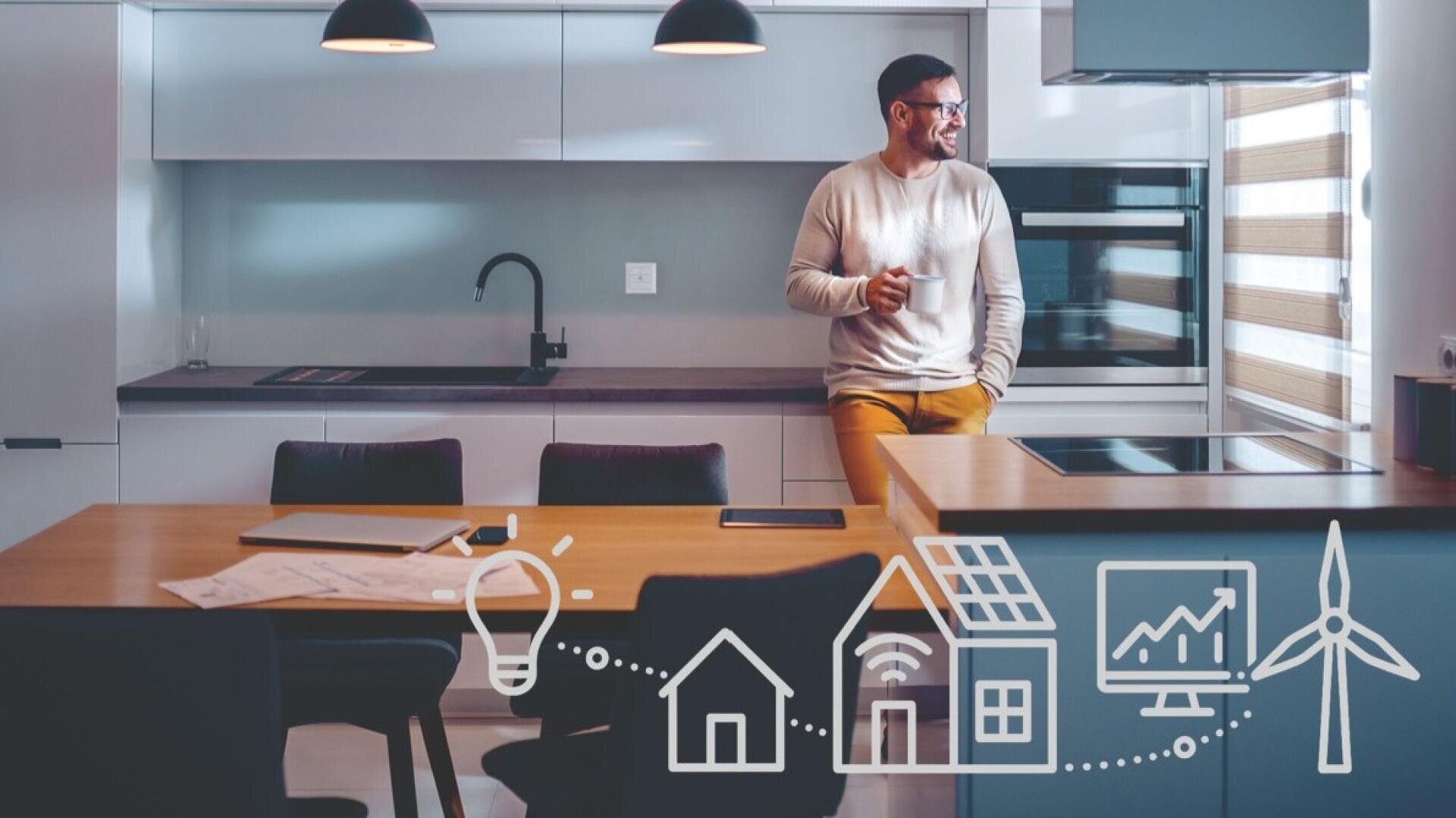 Ein Mann steht in einer modernen Küche, hält eine Tasse und schaut aus dem Fenster. Auf dem Bild sind weiße Grafiksymbole zu sehen, die intelligente Haustechnik, Energieeffizienz und erneuerbare Energien symbolisieren.