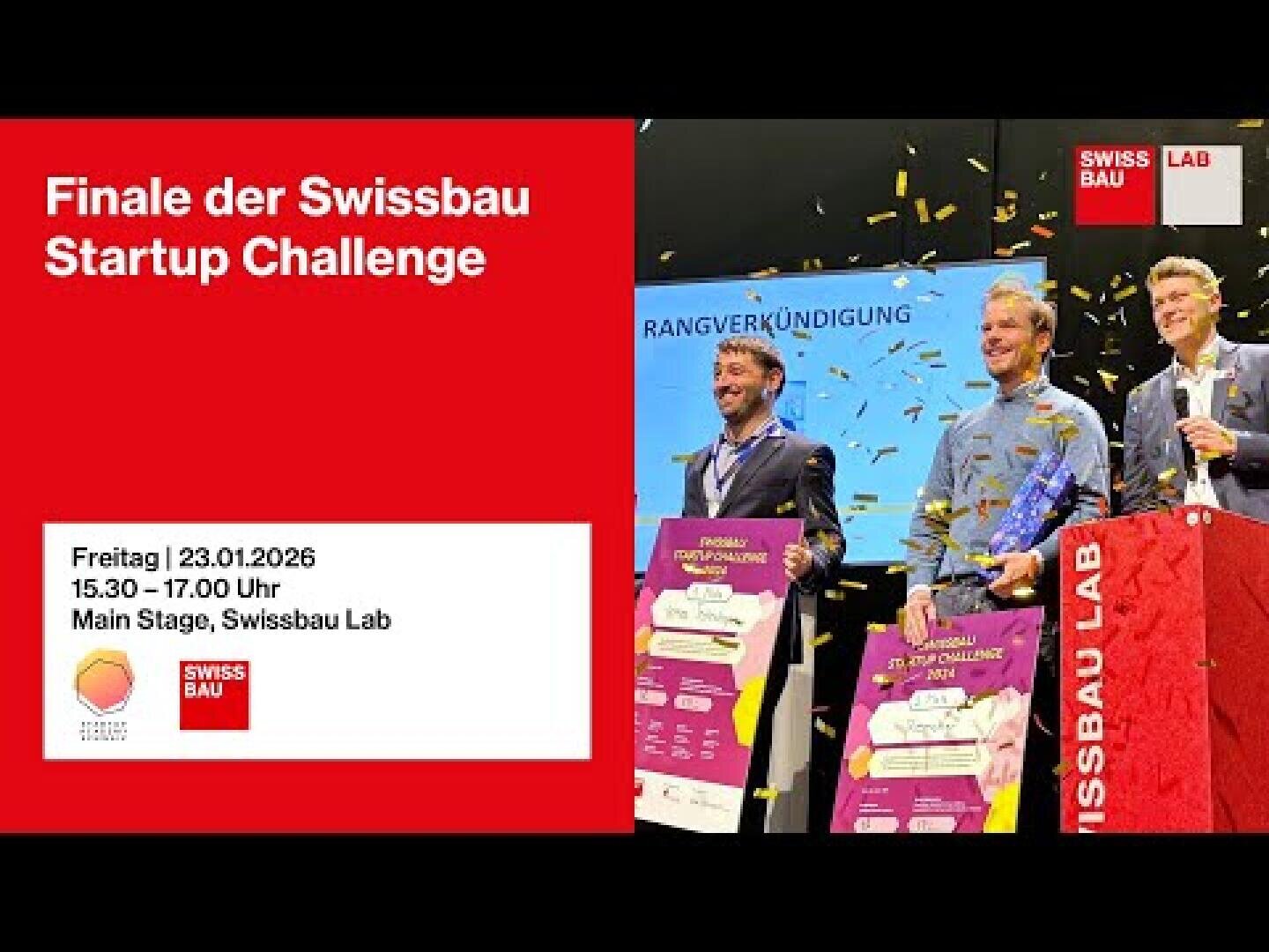 Drei Männer in Anzügen stehen auf der Bühne, Konfetti fällt, sie halten grosse Schecks und Trophäen. Auf einem roten Banner auf der linken Seite steht "Finale der Swissbau Startup Challenge" mit Veranstaltungsdetails und Logos.