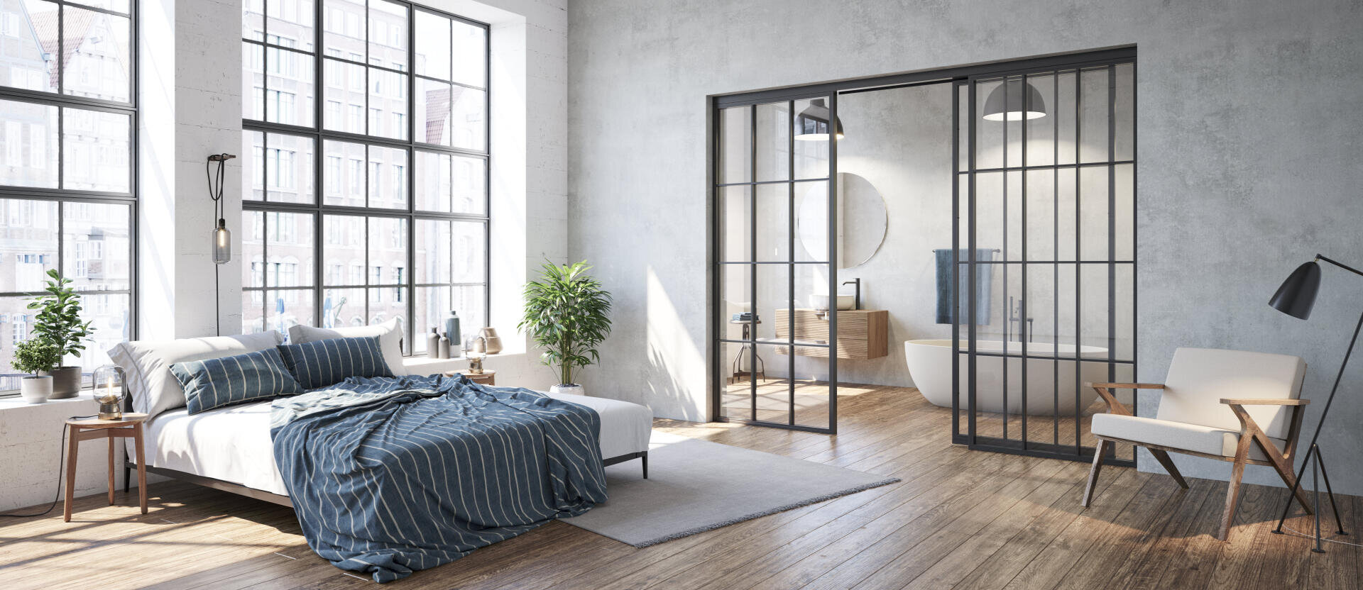 Ein modernes Schlafzimmer mit großen Fenstern, einem Bett mit blau gestreifter Bettwäsche, Holzboden und Zimmerpflanzen. Eine Glastrennwand trennt das Schlafzimmer von einem Badezimmer mit freistehender Badewanne und rundem Spiegel.