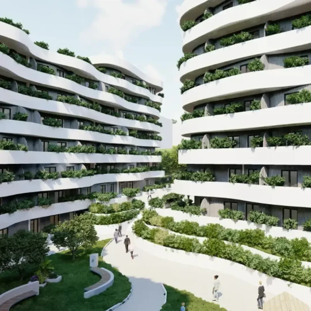 Moderne Wohnhäuser mit geschwungenen weißen Balkonen, die mit üppigen Grünpflanzen geschmückt sind. Die Menschen gehen auf verschlungenen Wegen, die von den Gärten im Innenhof umgeben sind. Die Szene ist hell und einladend.