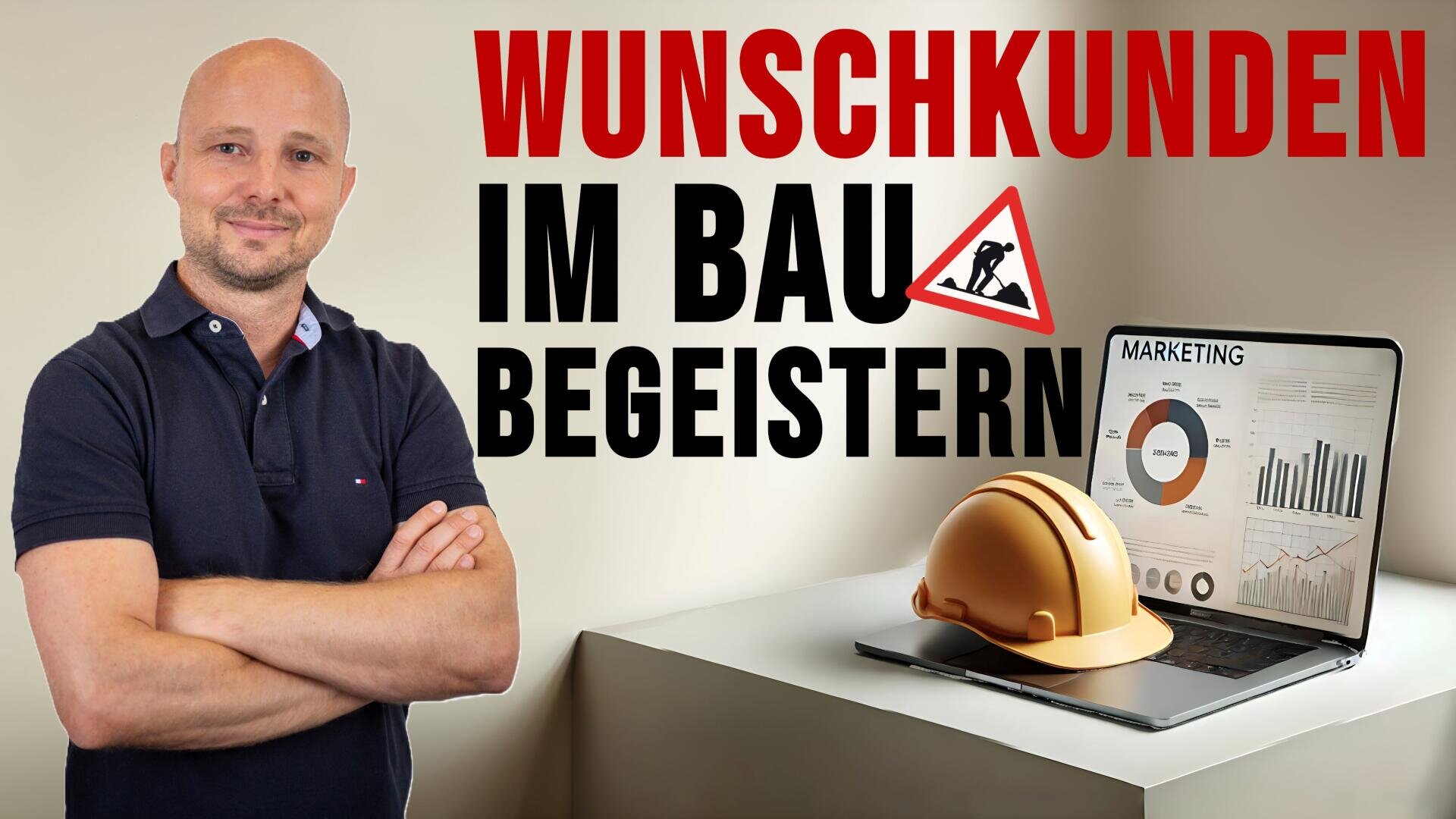 Ein lächelnder Mann mit verschränkten Armen steht neben einem Tisch mit einem Laptop, auf dem Marketing-Charts angezeigt werden, und einem gelben Schutzhelm. Der große deutsche Text lautet: WUNSCHKUNDEN IM BAU BEGEISTERN mit einem Bauschild-Symbol.