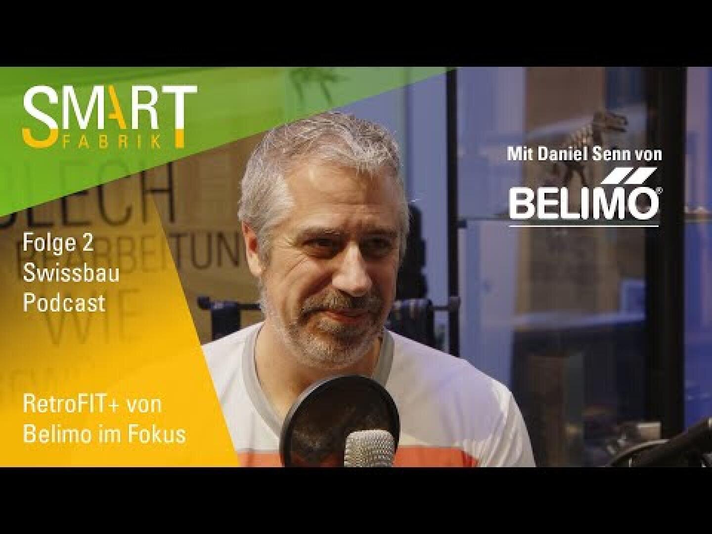 Ein Mann mit grauem Haar und Bart spricht in einem Aufnahmestudio in ein Mikrofon. Der Text auf dem Bild lautet: SMART FABRIK Folge 2 Swissbau Podcast RetroFIT+ von Belimo im Fokus Mit Daniel Senn von BELIMO.