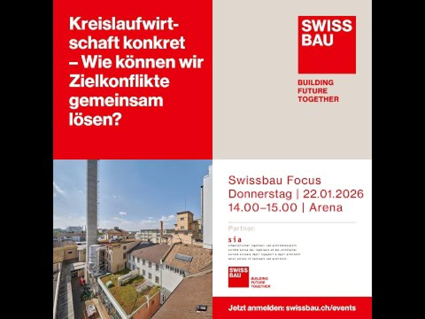 Veranstaltungsplakat für die Swissbau mit einer Stadtlandschaft, roten und weissen Blöcken und einem Text auf Deutsch über das gemeinsame Angehen von Zielkonflikten. Details zur Veranstaltung: 22.01.2026, 14:00-15:00, Arena. Swissbau im Fokus.