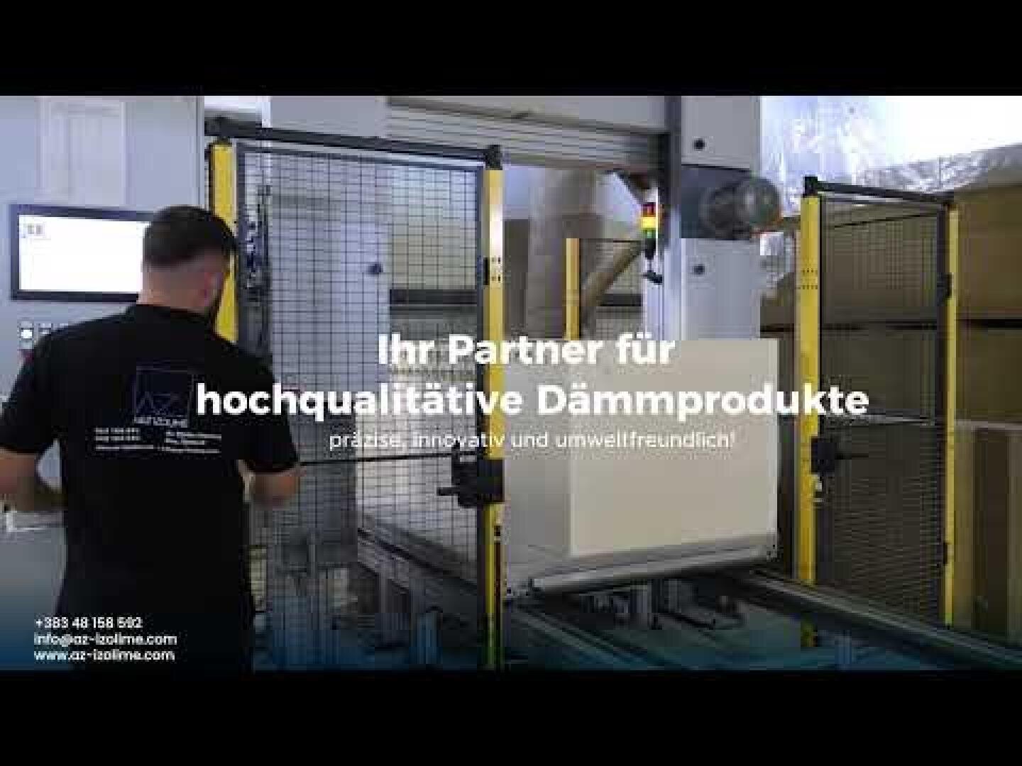 Un homme se tient devant une machine.