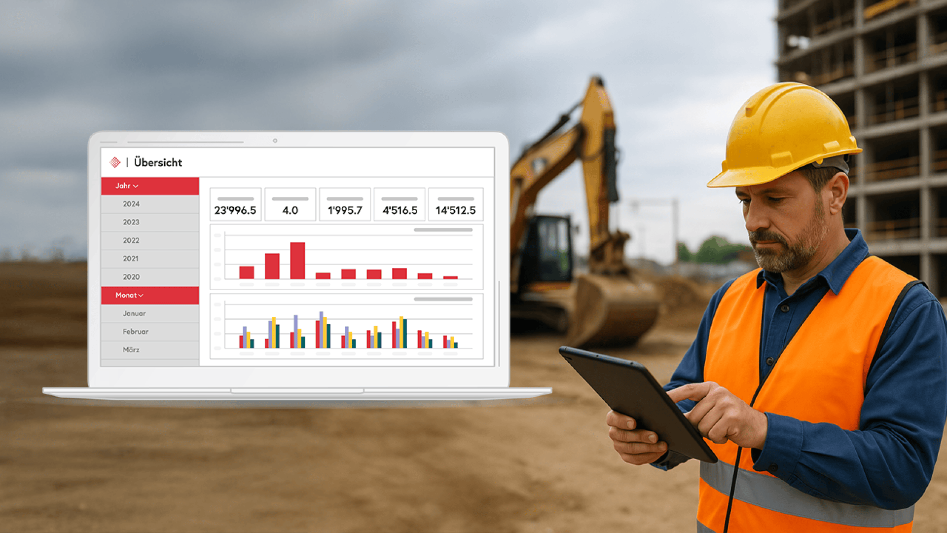 Ein Bauarbeiter mit gelbem Schutzhelm und orangefarbener Weste verwendet auf einer Baustelle ein Tablet. Im Vordergrund ist ein Laptop mit Grafiken und Diagrammen eingeblendet. Im Hintergrund sind Aushubmaschinen zu sehen.