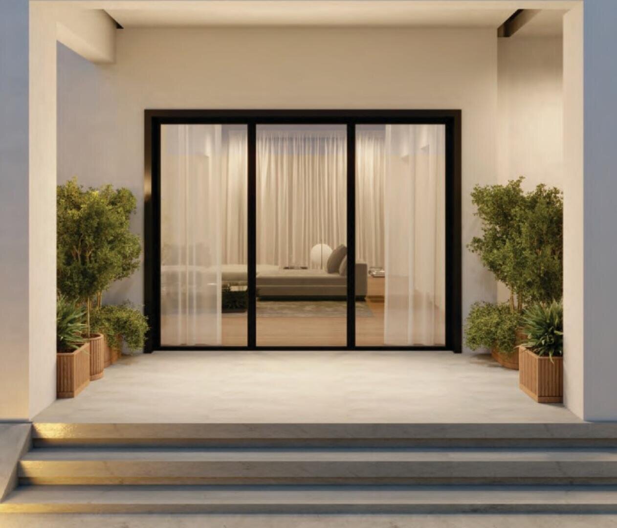 Une entrée moderne avec de larges marches qui mènent à des portes coulissantes en verre. Des rideaux transparents cachent les portes et laissent entrevoir un intérieur confortable et doucement éclairé. Des plantes vertes en pots flanquent les deux côtés de la porte d'entrée.