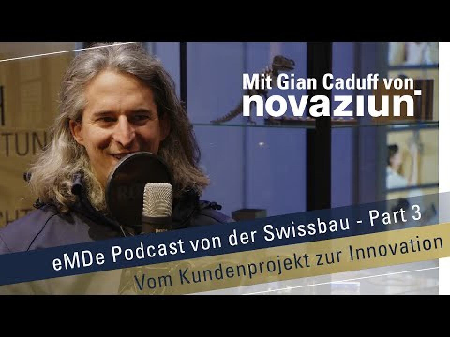 Ein Mann mit langen grauen Haaren spricht in ein Mikrofon. Text auf dem Bild: Mit Gian Caduff von novaziun. eMDe Podcast von der Swissbau - Teil 3. Vom Kundenprojekt zur Innovation.